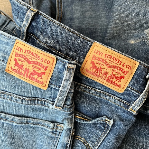 Stylish Blue Distressed Women Jeans - Picture 4 of 8